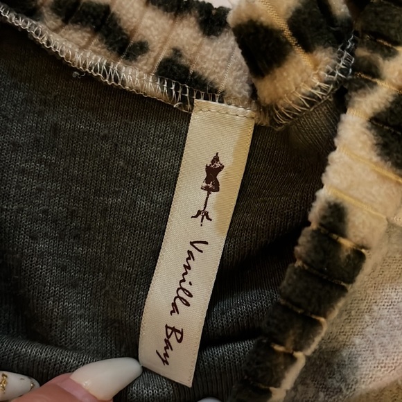 NWOT Vanilla Bay - Picture 4 of 6